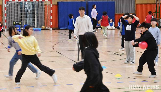 "학생수가 이정도는 되야죠"학생수가 1146명으로 왠만한 도시학교 학생 수보다 많은 증평읍 내 증평초 어린이들이 학교 체육관에서 체육시간 공놀이를 하고 있다.