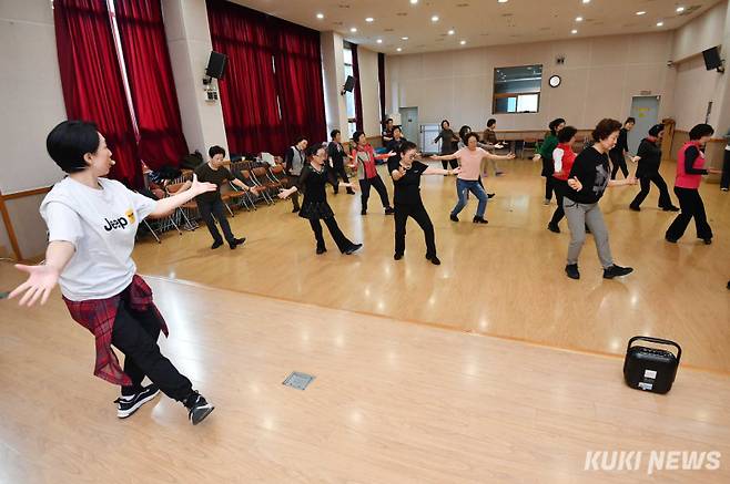 증평노인복지관의 인기프로그램인 라인댄스를 어르신들이 배우고 있다.&nbsp; 노인복지관은 2008년 8월 개관 이후 지역 어르신들의 욕구를 바탕으로 프로그램을 개발하고 서비스를 제공함으로써 지역사회 노인복지발전에 중추적인 역할을 해오고 있다.