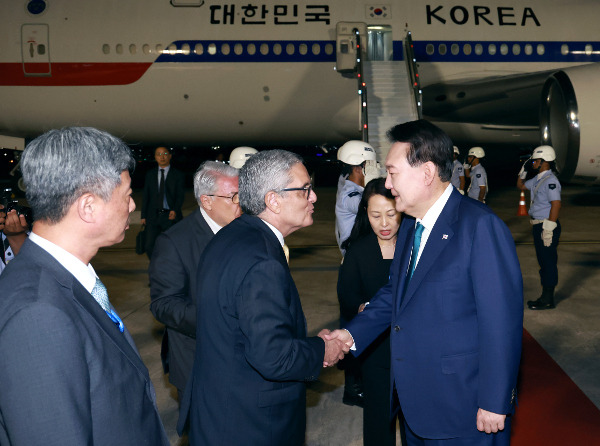 윤석열 대통령이 17일(현지시간) 주요 20개국(G20) 정상회의 참석을 위해 브라질 리우데자네이루 갈레앙 공군기지에 도착한 뒤 브라질 측 영접 인사와 악수하고 있다. 연합뉴스