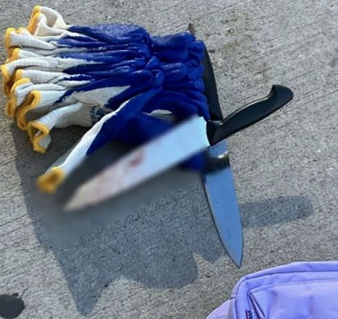 18일(현지시간) 미국 뉴욕 맨해튼에서 발생한 흉기 난동 사건 후 범행에 사용된 칼이 피가 묻은 채 도로 위에 놓여 있다. 로이터연합뉴스