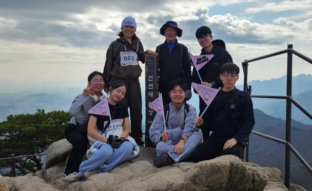 ‘제2회 라이프워커 등산대회’ 참가자들이 지난 16일 서울 도봉산 정상에서 기념사진을 촬영하고 있다. 라이프워커 제공