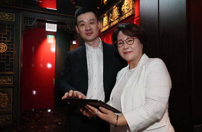 신세계백화점 강남점 ‘미가훠거’에서 김미화 미가훠거양고기 대표(오른쪽)와 아들인 장혜승씨가 기념촬영을 하고 있다. 이충우 기자