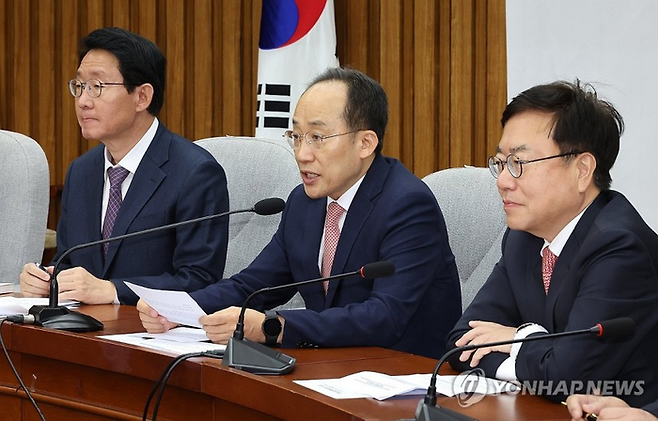 국민의힘 추경호 원내대표(가운데)가 19일 오전 국회에서 열린 원내대책회의에서 발언하고 있다. [사진출처=연합뉴스]