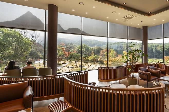 스타벅스 가을철 나들이 매장 중 더북한산점. <스타벅스>