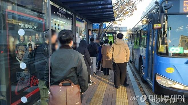 18일 서울 동작구의 한 버스정류장 앞에서 시민들이 버스를 기다리고 있다. 긴 패딩 점퍼나 코트, 목도리 등으로 몸을 싸맸다./사진=이찬종 기자