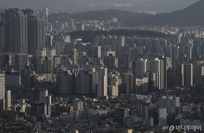 [서울=뉴시스] 정병혁 기자 = 사진은 18일 서울 중구 남산에서 바라본 서울시내 아파트. 2024.11.18