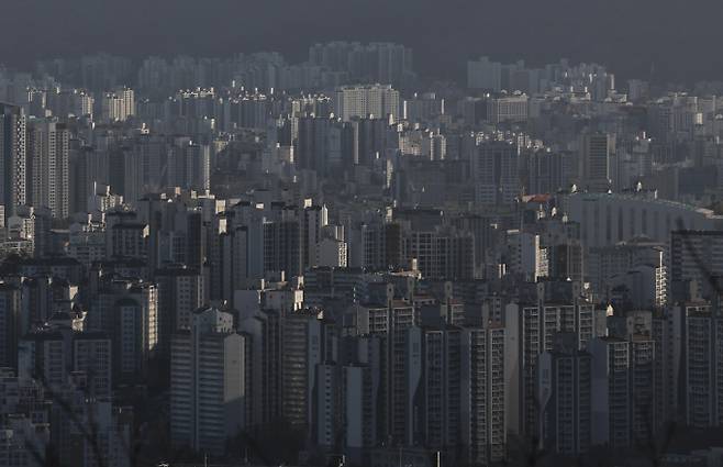 정부의 대출 규제 여파로 자금이 부족한 실수요자들이 매매나 전세 대신 월세시장으로 유입되고 있는 것으로 나타났다. 사진은 18일 서울 중구 남산에서 바라본 서울시내 아파트. /사진=뉴시스