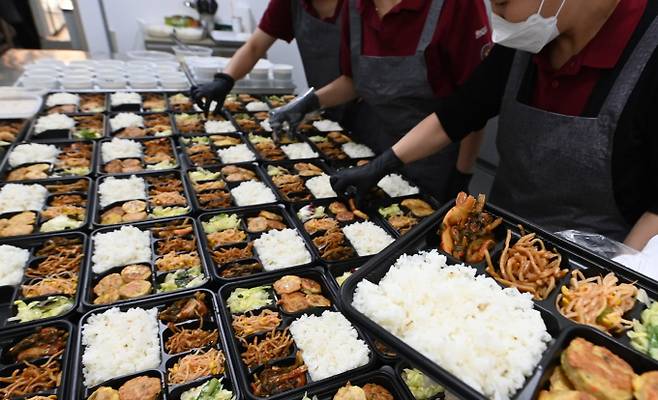 반찬 판매점을 운영하는 수원외가사업단이 수원새빛돌봄 식사배달서비스로 지원하는 도시락을 만드는 모습. 사진제공=수원시