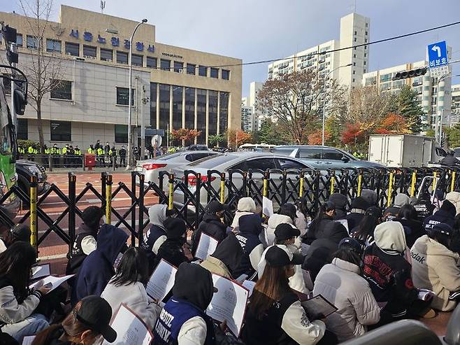 [서울=뉴시스] 조성하 기자 = 서울여대 학생 등 500여명(주최 측 추산)이 '명예훼손 무죄 결정'을 촉구하며 서울 노원구 노원경찰서 앞에 집결했다. 2024.11.19. create@newsis.com *재판매 및 DB 금지