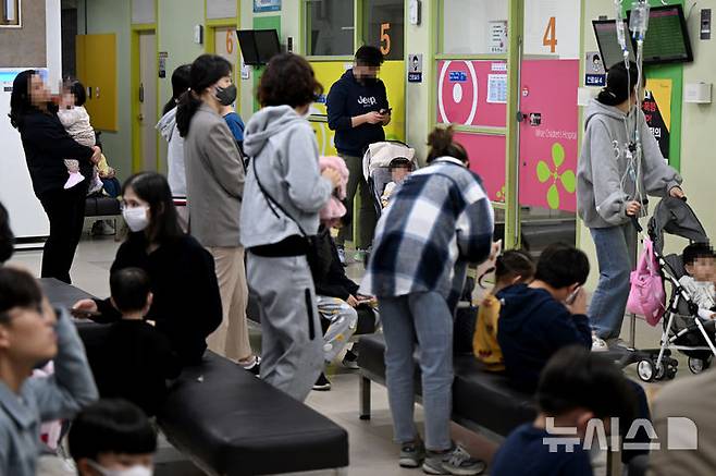 [광주=뉴시스] 박기웅 기자 = 백일해와 마이코플라즈마 폐렴 등 환절기 감염성 호흡기질환이 유행하고 있는 가운데 지난 15일 오후 광주 북구 한 아동병원이 진료를 보기 위한 환자들로 붐비고 있다. 2024.11.15. pboxer@newsis.com