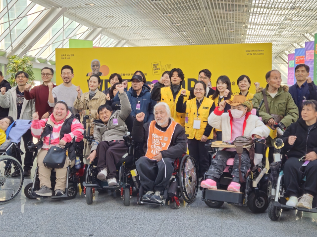 ▲국제앰네스티 한국지부는 세계 장애인의 날을 하루 앞둔 19일 서울 영등포 국회의원회관에서 기자회견을 열고 전세계 인권옹호자들을 지지하는 '국제앰네스티 편지쓰기 캠페인'의 올해 사례자(대상자)로 박경석 전국장애인차별철폐연대 상임공동대표가 선정됐다고 밝혔다. 앰네스티가 한국 인권운동가를 편지쓰기 대상자로 선정한 것은 지난 2010년 영국지부가 용산참사 관련 집회를 주도했던 박래군 인권재단 사람 상임이사를 캠페인 대상자로 선정한 이후로 14년 만이다. ⓒ프레시안(박상혁)