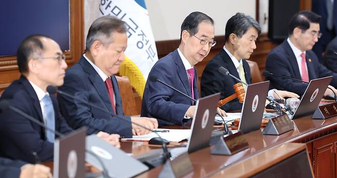 한덕수 국무총리가 19일 오전 정부서울청사에서 열린 국무회의에서 개의선언을 하고 있다. ⓒ 연합뉴스