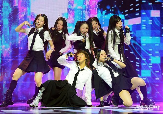 19일 서울 광장동 예스24 라이브홀에서 걸그룹 배드빌런(BADVILLAIN)의 새 디지털 싱글 ‘숨(ZOOM)’ 발매 쇼케이스가 열렸다. 배드빌런 화려한 공연을 펼치고 있다.

    김민성 기자 marineboy@donga.com