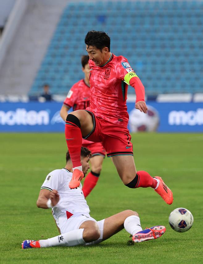 ▲ 한국 대표팀은 19일 오후 11시(한국시간) 요르단 암만의 암만 국제 경기장에서 열린 ‘2026 국제축구연맹(FIFA) 북중미월드컵’ 아시아지역 3차예선 B조 6차전에서 팔레스타인을 만났다. 전반전이 끝난 지금은 1-1 팽팽한 접전이다. 전반 12분 김민재가 백패스를 했는데 팔레스타인 수비를 제대로 체크하지 못했다. 조현우가 튀어나왔지만 팔레스타인 슈팅을 막을 수 없었고 충격적인 실점을 범하게 됐다. 그러나 리드를 빠르게 동점으로 돌린 주인공은 손흥민이었다. 전반 16분 손흥민이 측면으로 볼을 건넨 이후 하프스페이스로 빠져 들어갔고 감각적인 오른발 슈팅으로 밀어 넣었다 ⓒ연합뉴스