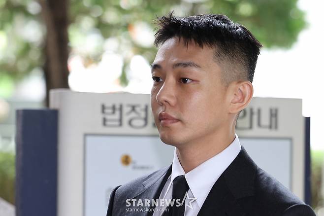 (서울=뉴스1) 신웅수 기자 = 마약 투약 혐의를 받는 배우 유아인(본명 엄홍식)이 24일 오후 서울 서초구 서울중앙지법에서 열린 공판에 출석하고 있다.  유아인은 지난 2020년 9월부터 2022년 3월까지 미용 시술을 위한 수면 마취를 가장하는 방식 등으로 181차례에 걸쳐 프로포폴 등을 상습 투약한 혐의를 받고 있다. 2024.7.24/뉴스1  Copyright (C) 뉴스1. All rights reserved. 무단 전재 및 재배포,  AI학습 이용 금지. /사진=(서울=뉴스1) 신웅수 기자