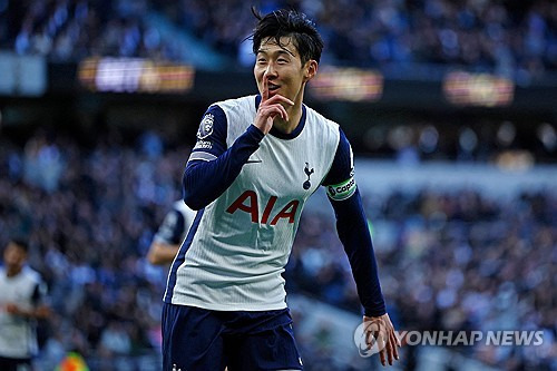 영국 매체 스퍼스웹은 18일(한국시간) 2024-25시즌이 끝나기 전에 손흥민과 토트넘 홋스퍼가 새로운 다년 계약에 대한 협상을 재개할 것으로 예상했다. 토트넘과 손흥민 사이에서 체결된 계약은 2025년 6월에 만료된다. 현재 토트넘은 1년 연장 옵션 발동을 준비 중이며 손흥민도 이에 동의한 것으로 알려졌다. 연합뉴스