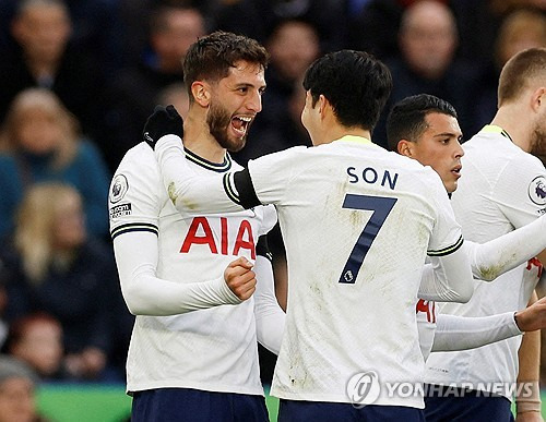 영국 매체 스카이스포츠에 따르면 영국축구협회(FA)는 18일(한국시간) 손흥민을 인종차별한 토트넘 홋스퍼 미드필더 로드리고 벤탄쿠르에게 7경기 출장 정지와 벌금 10만 파운드(약 1억 7650만원)를 부과했다. 또 대면 교육 프로그램을 이수할 것으로 명령했는데 프로그램을 제대로 이수하지 않으면 축구선수 자격이 정지된다고 경고했다. 연합뉴스