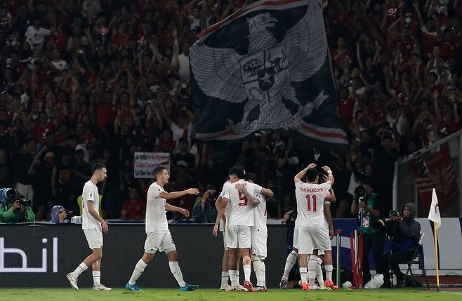 신태용 감독이 이끄는 인도네시아 축구 국가대표팀이 19일(한국시간) 인도네시아 자카르타의 겔로라 붕 카르노 스타디움에서 열린 2026 FIFA 북중미 월드컵 아시아 3차예선 C조 6차전에서 사우디아라비아를 2-0으로 꺾고 3차예선 첫 승과 함께 C조 3위로 올라섰다. 사진 연합뉴스