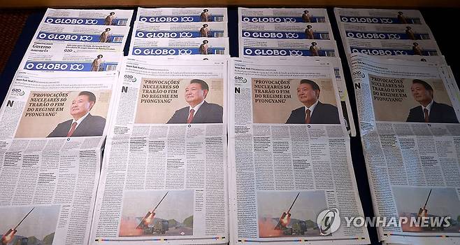 윤석열 대통령, 브라질 일간지와 서면 인터뷰 (리우데자네이루=연합뉴스) 홍해인 기자 = 대통령실은 17일(현지시간) 주요 20개국(G20) 정상회의 참석을 위해 브라질을 방문 중인 윤석열 대통령이 브라질 일간지 <우 글로부>, <폴랴 지 상파울루>와 서면 인터뷰를 갖고 미국 신행정부 출범으로 심화 가능성이 점쳐지는 미-중 간 전략경쟁에 대한 해법을 내놓았다고 밝혔다. 
    사진은 브라질 리우데자네이루의 한국 프레스센터에 비치된 <우 글로부> 신문. 2024.11.19 hihong@yna.co.kr