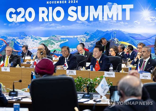 윤석열 대통령, G20 정상회의 제1세션 발언 (리우데자네이루=연합뉴스) 홍해인 기자 = 윤석열 대통령이 18일(현지시간) 브라질 리우데자네이루 현대미술관에서 열린 19차 주요 20개국(G20) 정상회의 제1세션에 참석해 발언하고 있다. 2024.11.19 [공동취재] hihong@yna.co.kr