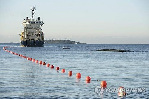 해저케이블 부설작업 모습 [AFP 연합뉴스 자료사진]