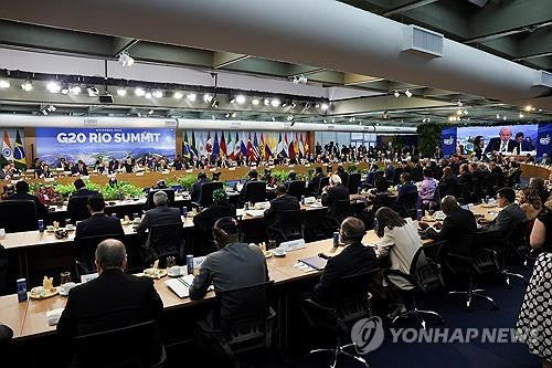 리우 G20 정상회의 개막 (리우데자네이루 로이터=연합뉴스) 18일(현지시간) 브라질 리우데자네이루 현대미술관에 마련된 주요 20개국(G20) 정상회의장에 회원국 정상들이 착석해 있다. 2024.11.19