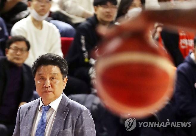 경기 지켜보는 유도훈 감독 (인천=연합뉴스) 윤태현 기자 = 2일 인천 삼산월드체육관에서 열린 남자프로농구 인천 전자랜드 엘리펀츠와 창원 LG 세이커스의 경기. 1쿼터 유도훈 전자랜드 감독이 경기를 지켜보고 있다. 2020.2.2 tomatoyoon@yna.co.kr