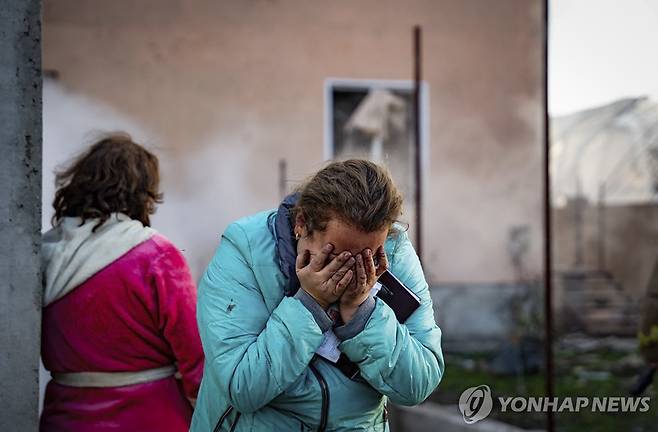 17일(현지시간) 러시아군의 미사일 공격으로 무너진 집을 보며 슬퍼하는 우크라이나 여인 [AP 연합뉴스 자료사진. 재배포 및 DB 금지]