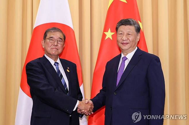 시진핑 중국 국가주석(오른쪽)과 이시바 시게루 일본 총리 [AFP 연합뉴스 자료사진. 재판매 및 DB 금지]