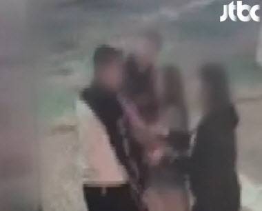 CCTV에 포착된 주한미군(검은 옷)의 10대(흰 옷) 폭행 장면 (사진=JTBC 사건반장 방송 캡처)
