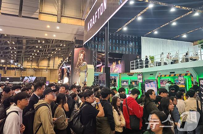 국내 최대 게임전시회인 '지스타(G-STAR) 2024'가 개막한 14일 부산 해운대구 벡스코에서 관람객들이 크래프톤 부스에 줄지어 서 있다. 지스타 2024는 17일까지 열리며 3359개의 부스, 44개국 1375개 국내외 대형 게임사들이 참가한다. 2024.11.14/뉴스1 ⓒ News1 김민석 기자