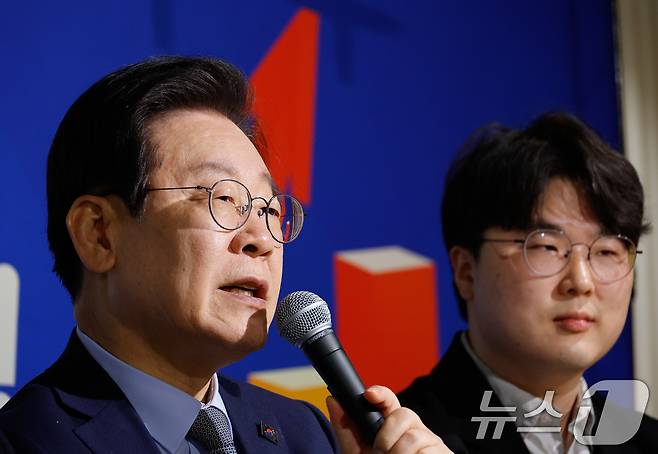 이재명 더불어민주당 대표가 20일 서울 영등포구 어펜딕스에서 열린 '국내주식시장 활성화를 위한 일반투자자 간담회'에 참석해 투자자 의견에 답하고 있다. 2024.11.20/뉴스1 ⓒ News1 안은나 기자