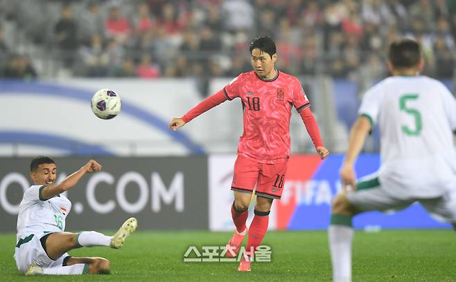이강인이 15일 용인 미르스타디움에서 열린 2026 FIFA 북중미 월드컵 아시아 3차 예선 이라크와 경기에서 패스를 하고 있다.  2024. 10. 15. 용인 | 최승섭기자 thunder@sportsseoul.com