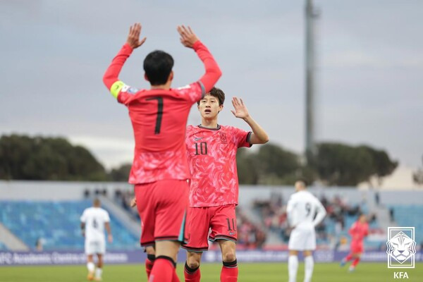 대한민국 대표팀의 캡틴 손흥민이 19일(한국시간) 팔레스타인과 국제축구연맹(FIFA) 2026 북중미 월드컵 아시아 3차 예선 B조 6차전에서 득점 후 동료 이재성과 세리머니 중이다. 사진┃대한축구협회