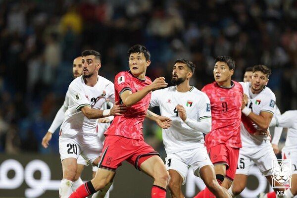 대한민국 대표팀의 수비수 김민재가 19일(한국시간) 팔레스타인과 국제축구연맹(FIFA) 2026 북중미 월드컵 아시아 3차 예선 B조 6차전에서 공중볼 경합 중이다. 사진┃대한축구협회