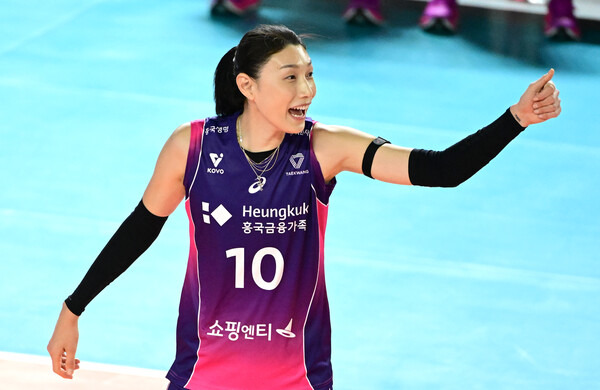 흥국생명의 김연경이 20일 대전충무체육관에서 치러진 정관장과의 도드람 2024-2025 V리그 2라운드 경기에서 미소를 짓고 있다. 사진┃KOVO