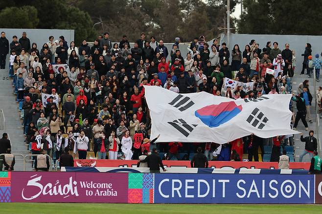 태극기로 물든 경기장

    (암만[요르단]=연합뉴스) 황광모 기자 = 19일 오후(현지시간) 요르단 암만 국제경기장에서 열린 2026 북중미 월드컵 아시아 3차 예선 B조 한국과 팔레스타인의 경기.

    한국 축구대표팀을 응원하는 관중들이 대형 태극기를 펼치고 있다. 2024.11.19

    hkmpooh@yna.co.kr

(끝)





<저작권자(c) 연합뉴스, 무단 전재-재배포, AI 학습 및 활용 금지>