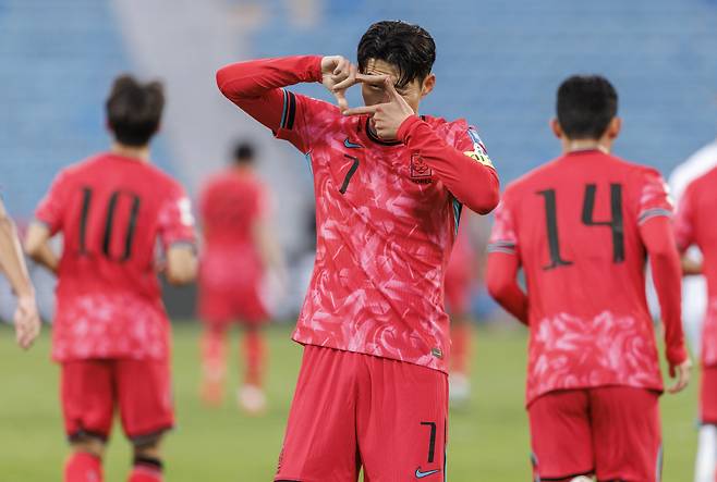 황선홍 넘은 손흥민 동점 찰칵

    (암만[요르단]=연합뉴스) 황광모 기자 = 19일 오후(현지시간) 요르단 암만 국제경기장에서 열린 2026 북중미 월드컵 아시아 3차 예선 B조 한국과 팔레스타인의 경기.

  한국의 손흥민이 동점골을 넣은 뒤 찰칵 세리머니를 하고 있다. 손흥민은 이 골로 황선홍을 넘어 역대 A매치 득점 단독 2위로 올라섰다.  2024.11.20