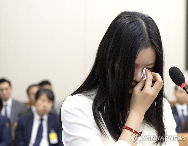 사진 출처= 연합뉴스 /&nbsp;국감에 출석한 뉴진스&nbsp;하니.&nbsp;국회사진기자단