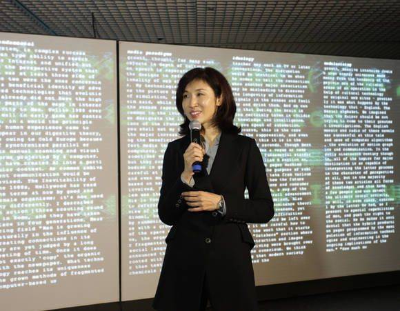 지난 2015년 아트센터 나비에서 개최한 ‘아직도 인간이 필요한 이유: 인공지능(AI)과 휴머니티’ 전시 간담회에서 전시 기획 배경에 대해 설명하는 노소영 관장. [사진 = 아트센터나비]