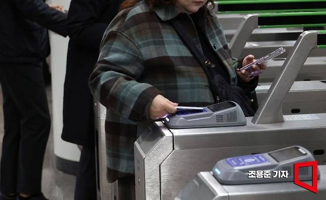 서울 지하철 1~8호선을 운영하는 서울교통공사 노동조합이 준법투쟁에 돌입한 20일 서울 5호선 광화문역에서 시민들이 지하철을 이용하고 있다. 서울교통공사 노조는 대화거부시 내달 6일부터 파업에 돌입한다. 조용준 기자