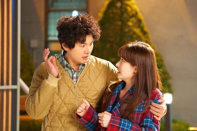 채널A 주말 드라마 ‘결혼해YOU’는 섬 총각 봉철희를 결혼시키고자 좌충우돌하는 시청공무원 정하나가 점차 그에게 마음을 열고 빠져드는 과정을 그린다. 봉철희 역을 맡은 배우 이이경은 “오늘날 사회적 문제이기도 한 결혼이라는 주제를 유쾌하고 따뜻하게 풀어냈다. 정겹고 잔잔한 분위기로 시청자들에게 행복감을 주고 싶다”고 했다. 채널A 제공.