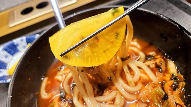 20241119_083429.jpg 행담도 휴게소에서 김치냄비우동