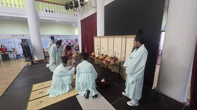 러시아 블라디보스토크 아르촘에서 20일 개막한 고려인·한인의 러시아 연해주 이주 160돌 기념 문화 교류 행사에서 선보인 고려인 선조 고유례. 고려인·한인 러시아 연해주 이주 160돌 기념사업 추진위원회 제공