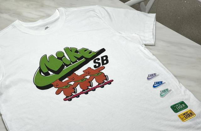 나이키 서울 매장 '나이키 바이 유'에서 커스텀 한 티셔츠. 프린팅과 자수 패치를 직접 골라 티셔츠를 꾸몄다. 한국일보 자료사진