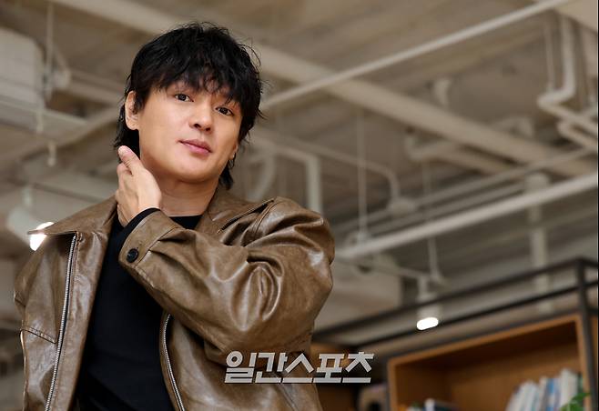 드라마 '지옥에서 온 판사'에서 '정선호'역으로 출연한 배우 최동구가 14일 서울 순화동 KG타워에서 진행한 일간스포츠와의 인터뷰에 앞서 포즈를 취하고 있다. 김민규 기자 mgkim1@edaily.co.kr /2024.11.14/