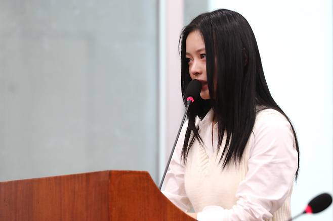 <yonhap photo-4363=""> 눈물 흘리는 뉴진스 하니 (서울=연합뉴스) 뉴진스 하니가 15일 서울 여의도 국회에서 열린 환경노동위원회 국정감사에서 눈물을 흘리고 있다. 2024.10.15 [국회사진기자단] photo@yna.co.kr/2024-10-15 16:37:58/ <저작권자 ⓒ 1980-2024 ㈜연합뉴스. 무단 전재 재배포 금지, AI 학습 및 활용 금지></yonhap>