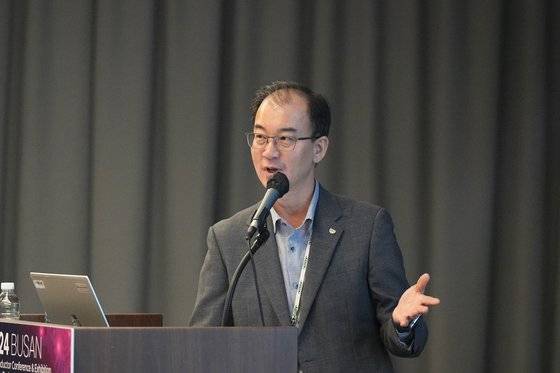 지난 14일 부산 해운대 파라다이스 호텔에서 열린 ‘2024년 국제반도체제조기술학술대회(KISM 2024)’에서 길덕신 SK하이닉스 소재개발 담당(부사장)이 반도체 소재를 주제로 기조연설하고 있다. 사진 한국반도체디스플레이기술학회