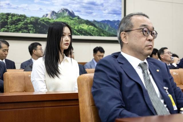 ▲ 뉴진스 멤버 하니 팜이 지난달 15일 오후 서울 여의도 국회에서 열린 환경노동위원회의 경제사회노동위원회, 중앙노동위원회, 최저임금위원회 등에 대한 국정감사에 참고인 자격으로 참석해있다. 연합뉴스
