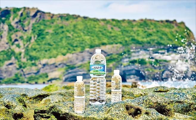 제주삼다수는 국내에서 유일하게 한라산 단일수원지에서 생산된 화산암반수다.  제주개발공사 제공